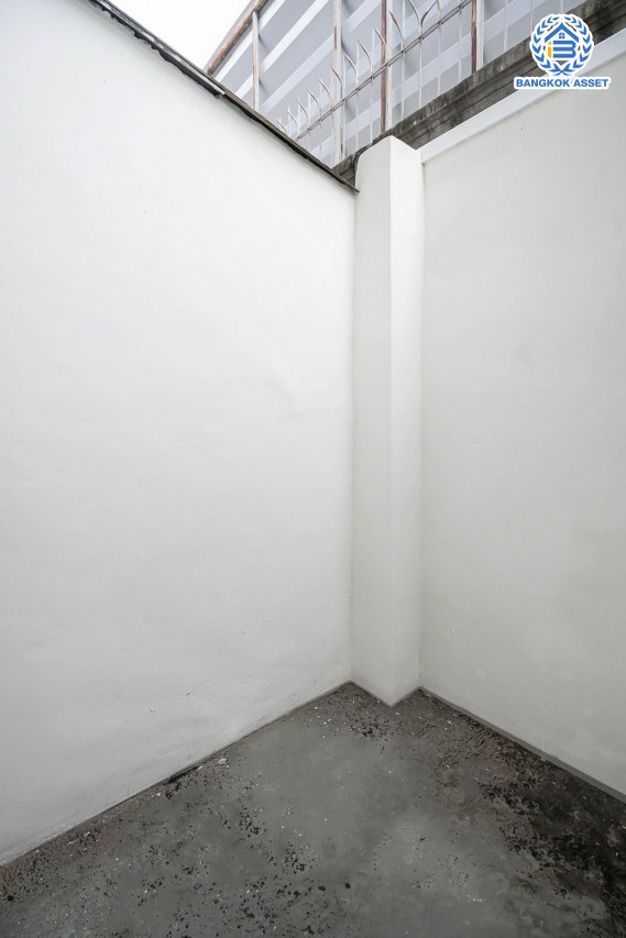 บ้านมือสองตกแต่งใหม่ โครงการ ช.รุ่งเรือง4 กรุงเทพฯ-นนทบุรี พร้อมอยู่ เนื้อที่ 18 ตร.ว. ฟังก์ชัน 2 ห้องนอน 2 ห้องน้ำ จอดรถได้ 1 คัน บนสุดยอดทำเล! เชื่อมถนนพิบูลย์สงคราม, วงศ์สว่าง, นครอินทร์ และติวานนท์ ใกล้จุดขึ้นทางด่วนศรีรัช-วงแหวนรอบนอก และรถไฟฟ้า "สถานีแยกติวานนท์"...